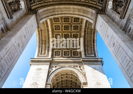 Das Gewölbe des Arc de Triomphe in Paris, Frankreich, von unten gesehen. Stockfoto