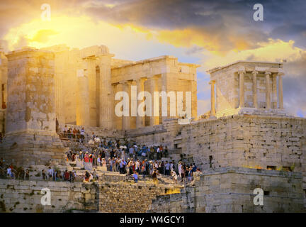 Dramatischer Sonnenaufgang über der antiken Akropolis von Athen. Touristen schlendern über die Athener Akropolis in den Morgen. Griechenland Stockfoto