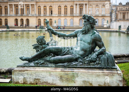 Bronze Skulptur, die einen französischen Fluss rund um Pool Wasser Parterre - Palast von Versailles Gärten, Yvelines, Region Île-de-France Frankreich Stockfoto