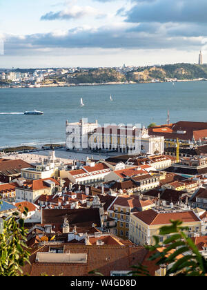 Blick über die Stadt, den Fluss Tejo vom Miradouro da Nossa Senhora do Monte, Lissabon, Portugal Stockfoto