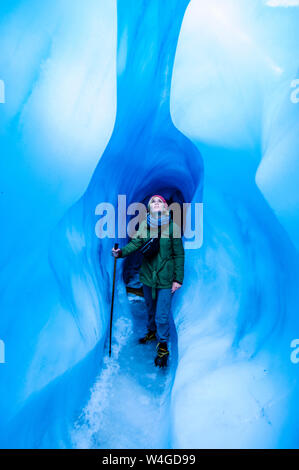 Frau, die in einer Eishöhle, Fox Glacier, South Island, Neuseeland Stockfoto