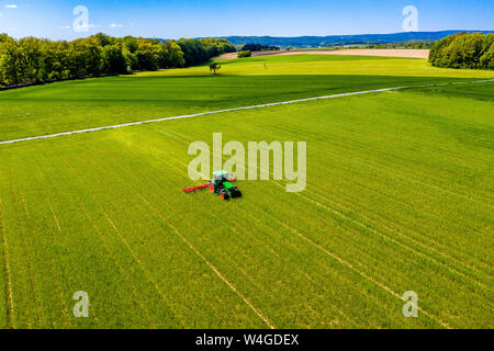 Luftaufnahme des Traktors auf Feld, Boden lockern, Hochtaunuskreis, Hessen, Deutschland Stockfoto