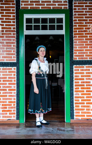 Traditionell gekleidete Frau in der deutschen Stadt Pomerode in der Nähe von Blumenau, Brasilien Stockfoto