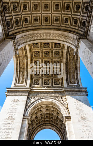 Das Gewölbe des Arc de Triomphe in Paris, Frankreich, von unten gesehen. Stockfoto