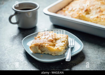 Butterkuchen, Hefeteig mit Mandeln, Zucker und Butter nachfüllen Stockfoto