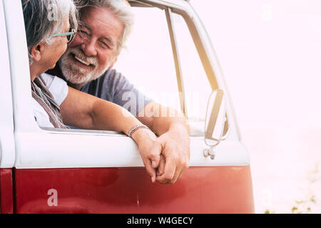 Senior Paar reist in einer vintage Van, mit Blick auf das Meer Stockfoto