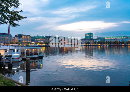 Stadtbild mit Binnenalster bei Sonnenuntergang, Hamburg, Deutschland Stockfoto