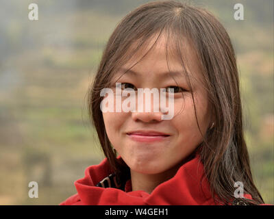 Junge vietnamesische Frau mit schönen orientalischen Augen posiert für die Kamera. Stockfoto