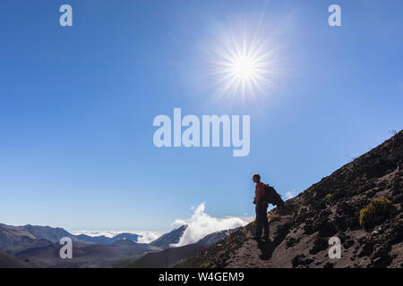 Touristische genießen Aussicht von Sliding Sands Trail Haleakala Vulkan Haleakala National Park, Maui, Hawaii, USA Stockfoto