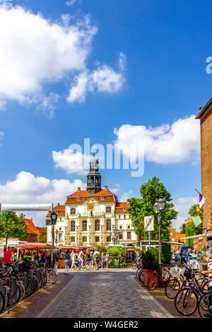 Blick auf das Rathaus mit Wochenmarkt im Vordergrund, Lüneburg, Deutschland Stockfoto