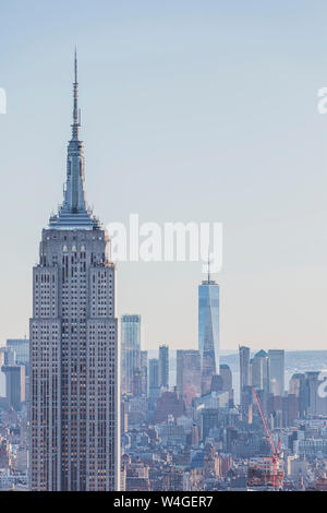 Skyline bei Blue Hour mit Empire State Building im Vordergrund und das One World Trade Center im Hintergrund, Manhattan, New York City, USA Stockfoto