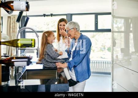 Mutter, Tochter und Großmutter Spaß in der Küche Stockfoto