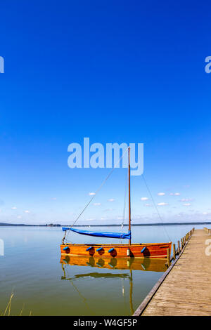 Segelboot vertäut am Steg, Steinhuder Meer, Steinhude, Deutschland Stockfoto