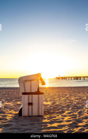 Hooded Liege am Strand gegen Abend Sonne, Heiligendamm, Deutschland Stockfoto