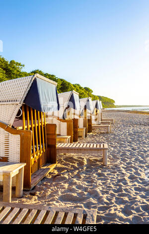 Hooded liegen am Strand, Heiligendamm, Deutschland Stockfoto