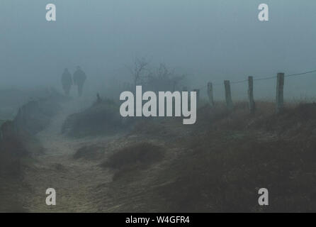 Paar im Nebel Stockfoto