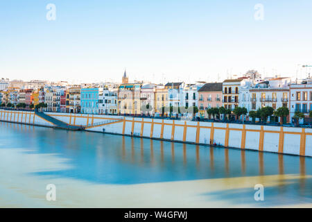 Lange Exposition von Triana, Calle Betis, Sevilla, Spanien Stockfoto