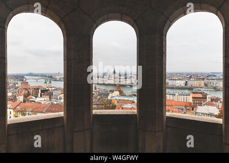 Blick auf die Stadt und das Parlament von der Fischerhochburg, Budapest, Ungarn Stockfoto