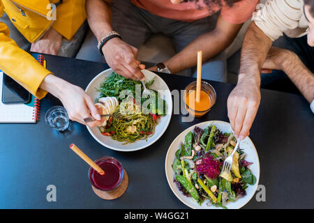 Blick von oben auf die Freunde mit Mittagessen in einem Restaurant Stockfoto