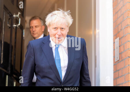 London UK 23 Juli 2019 Boris Johnson verlässt seine Kampagne Hauptsitze nach dem Gewinn der Führung Stimmzettel Credit Ian Davidson/Alamy leben Nachrichten Stockfoto