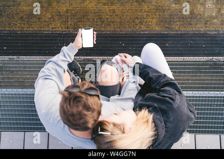 Junge paar Treppen an Smartphone suchen Stockfoto