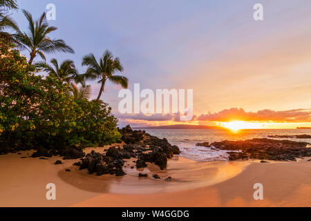 Geheime Strand bei Sonnenuntergang, Maui, Hawaii, USA Stockfoto
