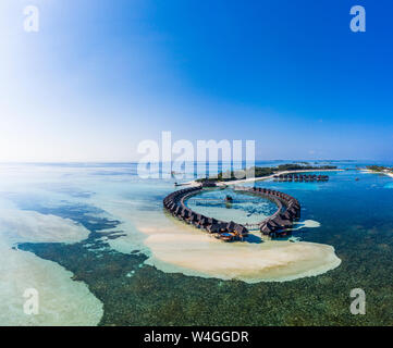 Luftaufnahme über Olhuveli mit Wasser Bungalows, Süd Male Atoll, Malediven Stockfoto