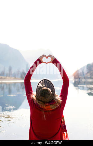 Porträt der jungen Frau, die Herzform mit Händen und Fingern. Stockfoto