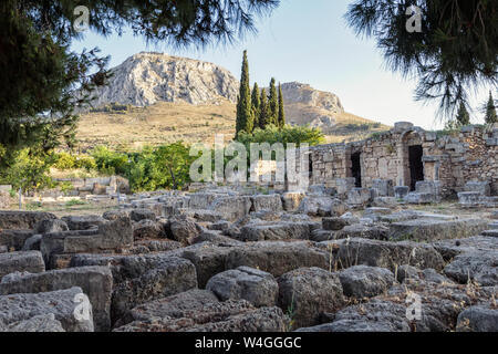 Archäologische Stätte mit Blick auf Acrocorinth, Korinth, Griechenland Stockfoto
