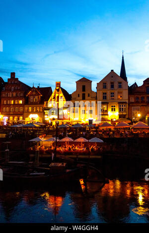 Beleuchtete Giebelhäuser Stint am Markt, Lüneburg, Deutschland Stockfoto