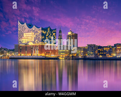 Beleuchtete Elbphilharmonie, Hamburg, Deutschland, Stockfoto