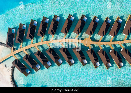 Bungalows am Wasser von oben, Süd Male Atoll, Malediven Stockfoto