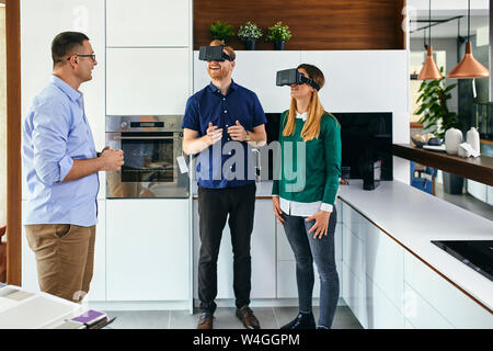 Paar tragen VR-Brille Einkaufen für eine neue Küche im Showroom Stockfoto