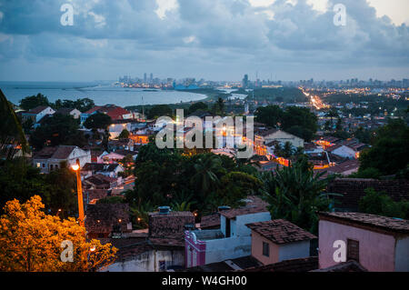 Blick auf den Sonnenuntergang in der kolonialen Altstadt von Olinda und Recife im Hintergrund, Pernambuco, Brasilien Stockfoto