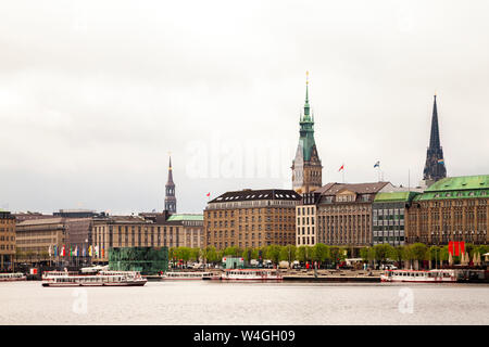 Blick auf die Stadt mit Rathaus und St. Nikolai Mahnmal und Binnenalster im Vordergrund, Hamburg, Deutschland Stockfoto