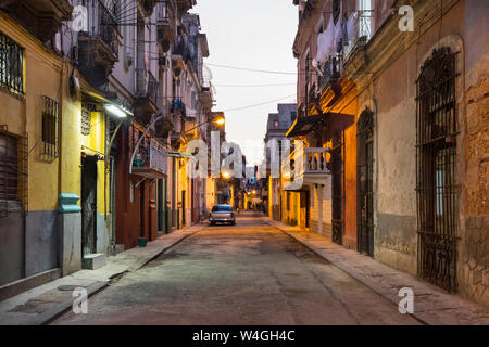 Blick auf die leere Straße im Centro Viejo von Twilight, Havanna, Kuba Stockfoto