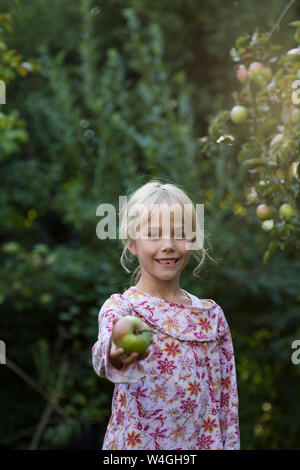 Porträt der lächelnde Mädchen mit einem Apple Stockfoto