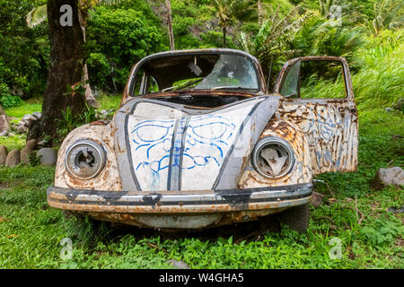 Alten VW Käfer am Straßenrand, Maui, Hawaii verrostet, USA Stockfoto