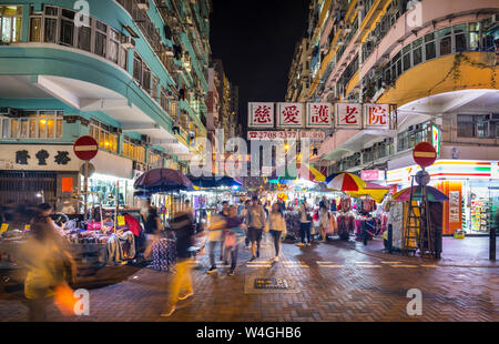 Sham Shui Po Street Market in der Nacht, Hongkong, China Stockfoto