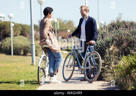 Paar mit Bikes in Barcelona Stockfoto