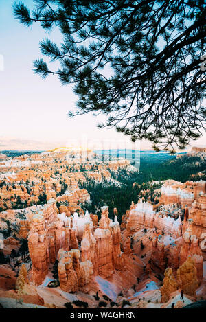 Malerischer Blick auf die Säule - wie Felsformationen, die als Hoodoos im Bryce Canyon im Herbst, Utah, USA Stockfoto