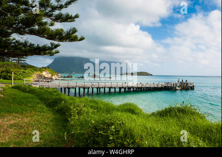 Pier mit Mount Gower und Mount Lidgbird im Hintergrund, Lord Howe Island, New South Wales, Australien Stockfoto