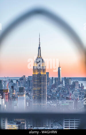 Skyline bei Sonnenuntergang mit Empire State Building im Vordergrund und das One World Trade Center im Hintergrund, Manhattan, New York City, USA Stockfoto