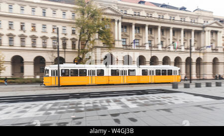 Panorama Ansicht einer alten gelben Tram in der Stadt, Budapest, Ungarn Stockfoto