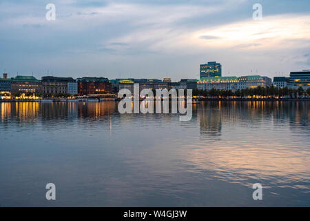 Stadtbild mit Binnenalster bei Sonnenuntergang, Hamburg, Deutschland Stockfoto