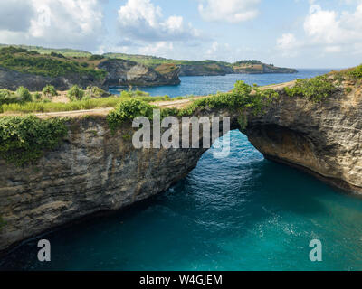 Luftaufnahme von Rock arch am Broken Strand, Nusa Penida Insel, Bali, Indonesien Stockfoto