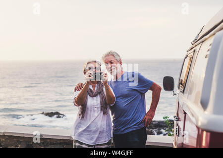 Senior Paar reist in einer Vintage van, Fotos am Meer Stockfoto