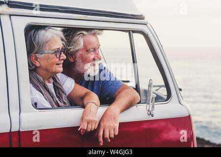 Senior Paar reist in einer vintage Van, mit Blick auf das Meer Stockfoto