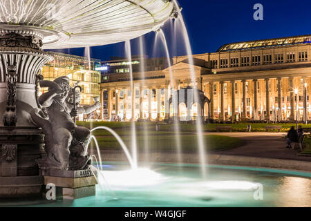 Schlossplatz mit Brunnen vor Koenigsbau bei Nacht, Stuttgart, Deutschland Stockfoto