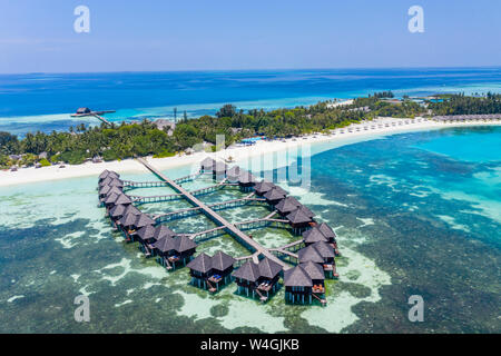 Luftaufnahme über Wasser Bungalows auf Olhuveli, Süd Male Atoll, Malediven Stockfoto